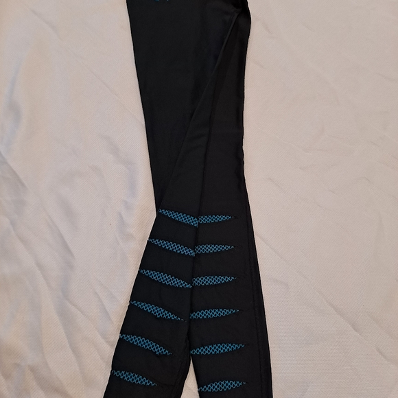 Under Armour black  leggings. - Picture 2 of 4